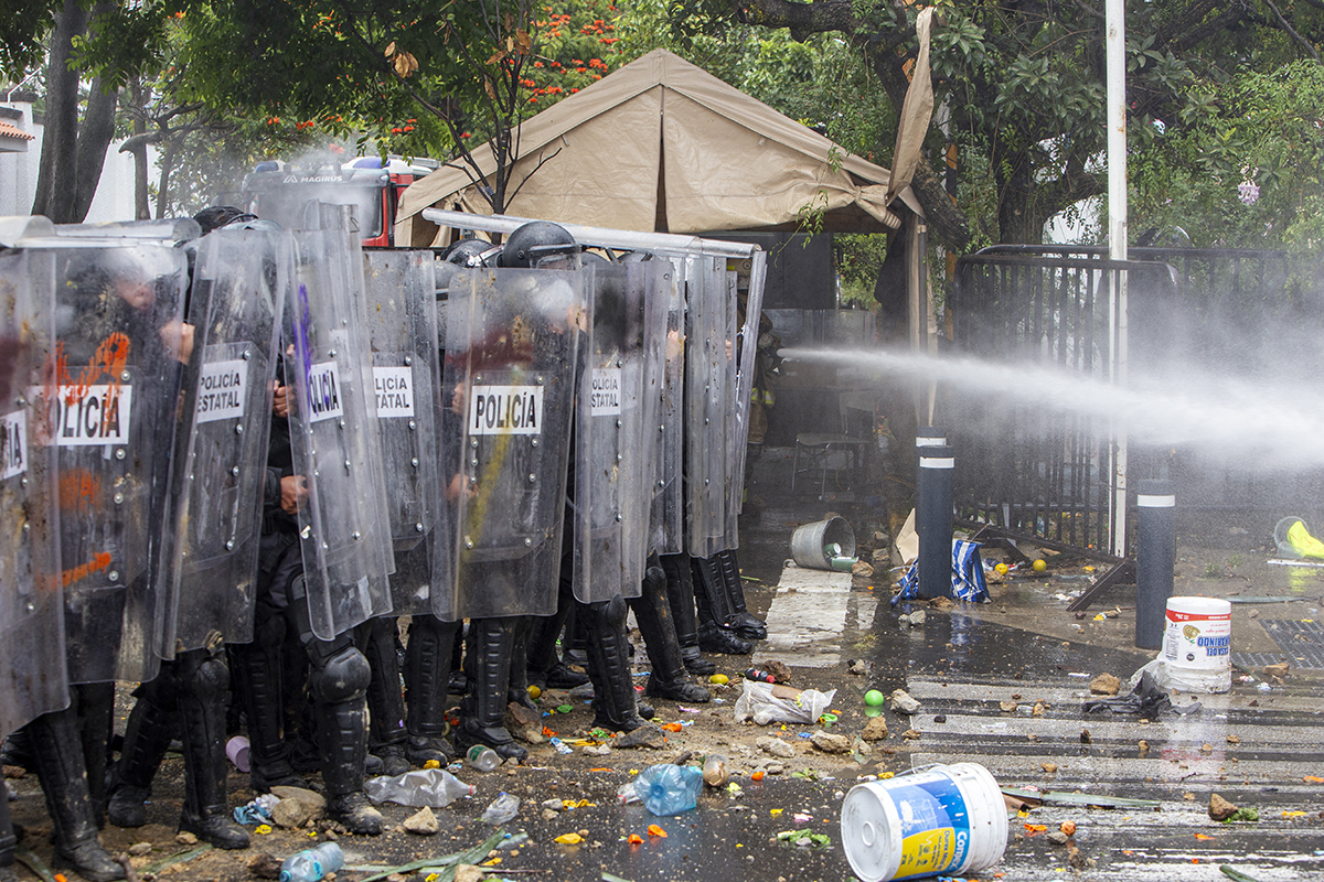 Represión en la marcha por el agua en Casa Jalisco: al menos 52 personas detenidas sin paradero oficial