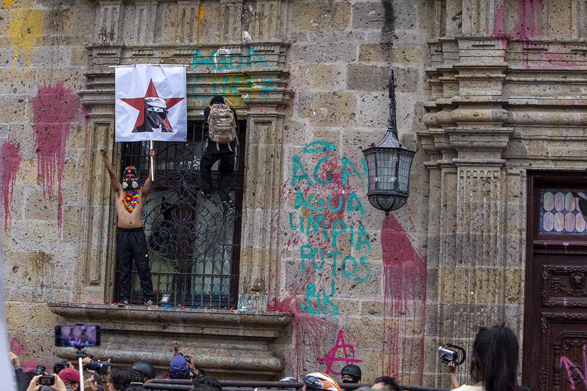Segunda marcha por el agua en Guadalajara: miles exigen agua limpia mientras un grupo de choque actúa diez horas sin autoridades