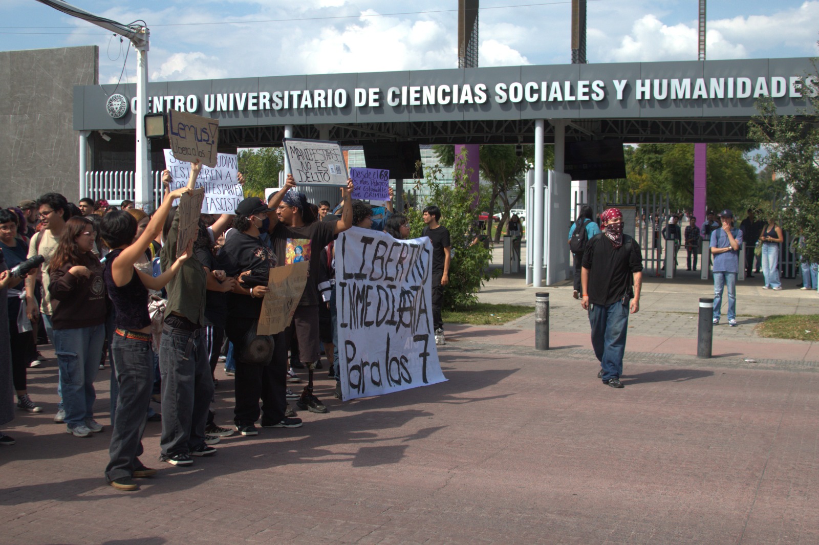Estudiantes de la UdeG bloquean Periférico Norte en Guadalajara para exigir liberación de siete detenidos