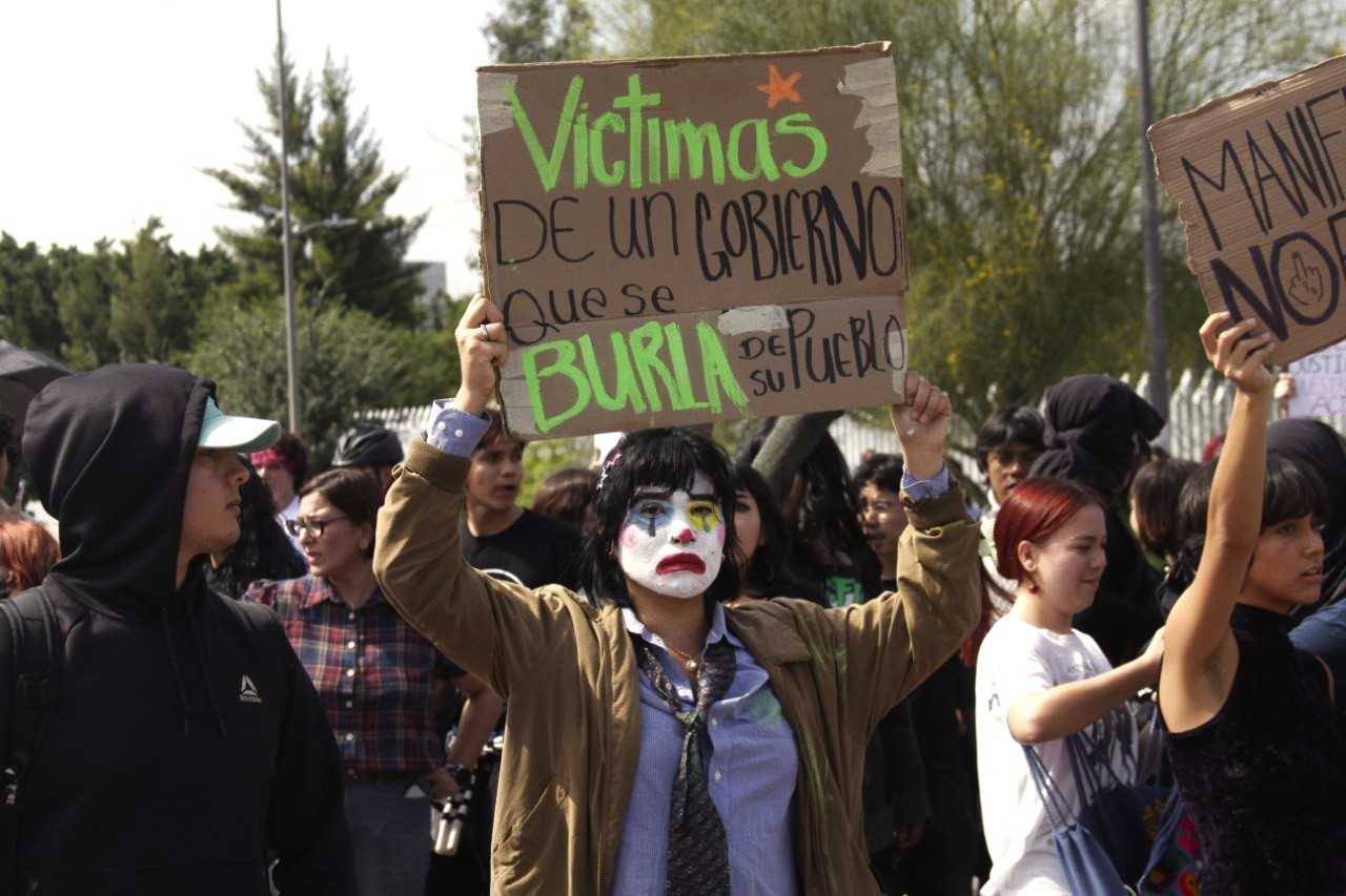 Estudiantes de la UdeG bloquean Periférico Norte en Guadalajara para exigir liberación de siete detenidos