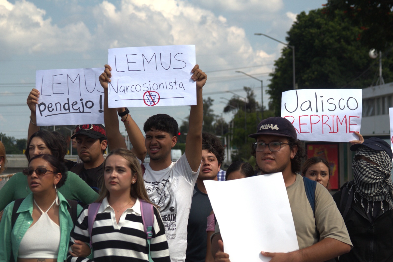 Estudiantes de la UdeG bloquean Periférico Norte en Guadalajara para exigir liberación de siete detenidos
