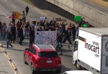 Estudiantes de la UdeG bloquean Periférico Norte en Guadalajara para exigir liberación de siete detenidos Estudiantes de la UdeG bloquean Periférico Norte en Guadalajara para exigir liberación de siete detenidos