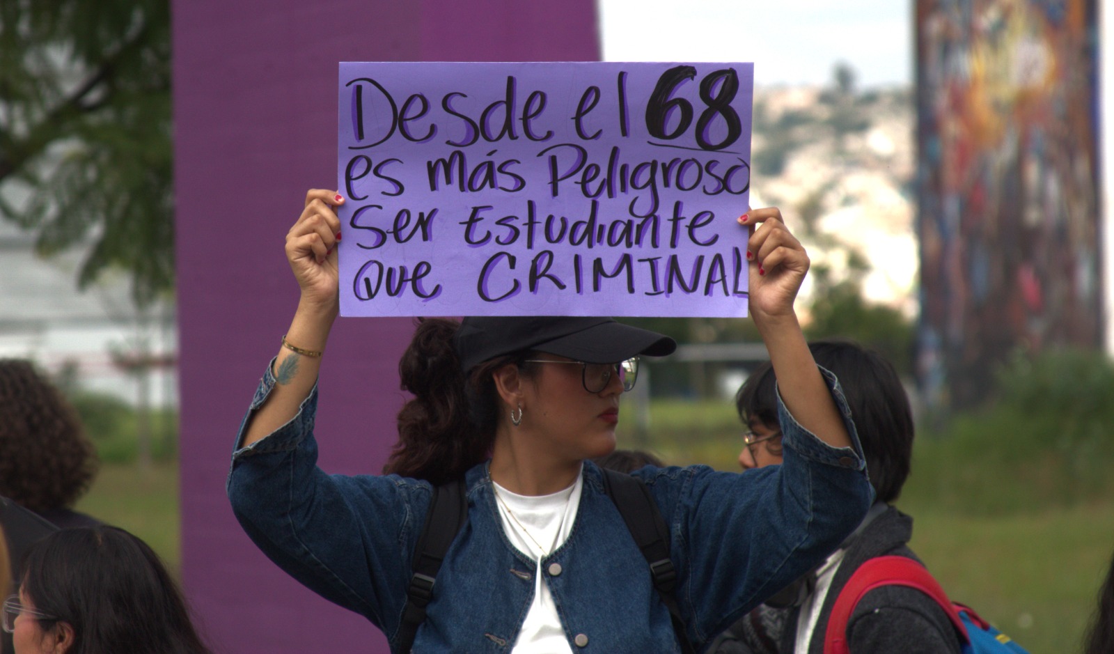 Estudiantes de la UdeG bloquean Periférico Norte en Guadalajara para exigir liberación de siete detenidos
