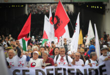 A 58 años de Tlatelolco: estudiantes y colectivos marchan entre denuncias de represión y choques con la policía